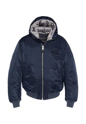 Giacca bomber blu navy con cappuccio, caratterizzata da una chiusura con zip, polsini elasticizzati e una texture liscia simile alla satin. Interno grigio.