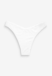 String en coton blanc avec une coupe taille basse. Présente un devant en forme de V et une couverture minimale, texture lisse et sans motifs ni accessoires supplémentaires.