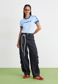 adidas Originals GRAPHIC BADGE SLIM 3-STRIPES - Triko s potiskem - clear sky