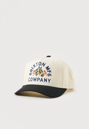 Valgekirju pesapalli nokamüts musta äärega, tikitud hobusepeaga, punaste lilledega ja sinise tekstiga "BRIXTON MFG COMPANY".