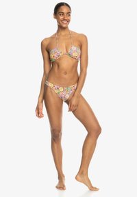 Bikini komplet s cvetnim vzorcem v roza, rumeni in zeleni barvi. Top z ovratnikom in spodnji del z nizkim pasom ter tankimi naramnicami. Gladek, elastičen material.