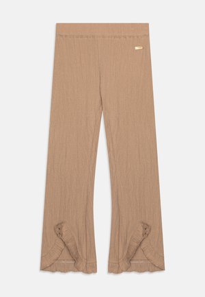 Pantalons évasés marron, texturés avec une large ceinture. Présente des accents froncés au bas et une petite étiquette avec logo doré.