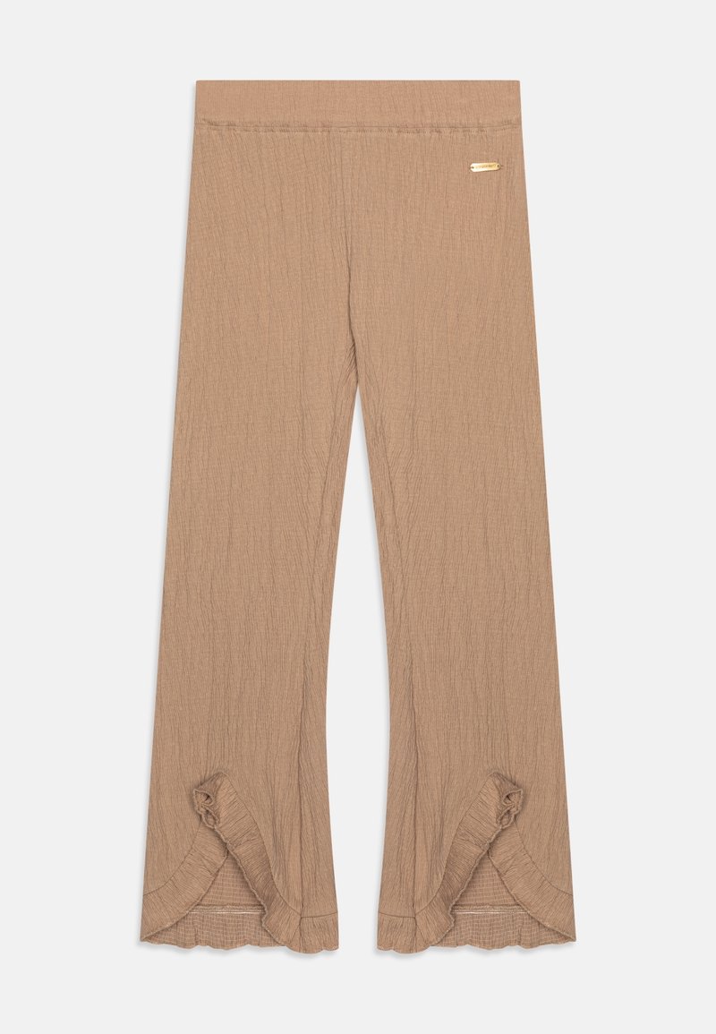 Pantalons évasés marron, texturés avec une large ceinture. Présente des accents froncés au bas et une petite étiquette avec logo doré.