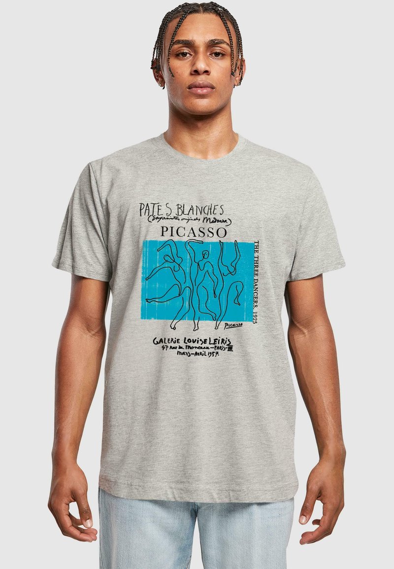 Grijze korte mouw t-shirt met een blauw abstract ontwerp met omrande figuren en tekst, gemaakt van een zachte katoenmix.