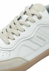 Sneaker bianca in pelle con dettagli in suede grigio chiaro, suola beige testurizzata e lacci intrecciati beige. Logo impresso di lato.