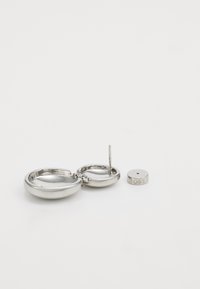 Sølvmetalløreringer med et rundt, hult design med en stift og en avtakbar rund bakplate graverte "BOSS." Glatt overflate.