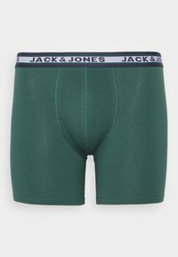 Grüne Baumwollboxershorts mit einem weißen und marineblauen Bund, der das Logo "JACK & JONES" trägt, glatte Textur und körpernahe Passform.
