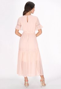 Maxi-Kleid in Hellrosa mit gepunkteter Textur, kurzen Rüschärmeln, elastischem Bund und einem Schlüsselaugen-Rückendetail mit mehrlagigem Rock.