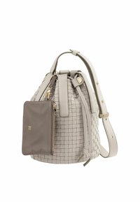 Borsa a secchiello in pelle intrecciata grigia con un pratico taschino grigio con zip, dettagli in ottone dorato e tracolla regolabile.