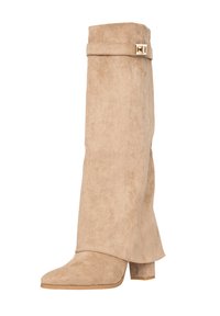 Beige mocka knähöga stövlar med rund tå, sidobälte och blockklack. Har en slät yta och draperad design.