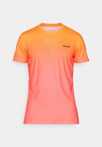 Camiseta de manga corta en degradado naranja de claro a oscuro, con un logo negro de "BORG" en el lado izquierdo del pecho, fabricada con un material suave y ligero.
