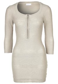 Abito a maglia beige chiaro con scollatura rotonda, maniche a tre quarti e zip frontale. Presenta righe orizzontali testurizzate.