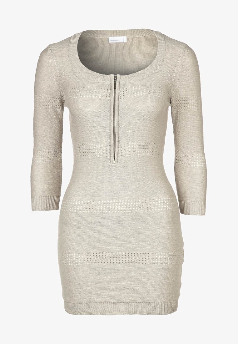 Abito a maglia beige chiaro con scollatura rotonda, maniche a tre quarti e zip frontale. Presenta righe orizzontali testurizzate.