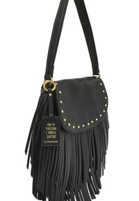 Borsa a mano in pelle nera con frange, borchie dorate sulla pattina e una targhetta con scritta. Dotata di tracolla lunga regolabile.