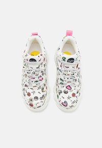 Sneakers bianchi con un motivo di simboli e forme colorate. Presentano un logo rotondo, accenti rosa e lacci grigi testurizzati. Design della suola spessa.