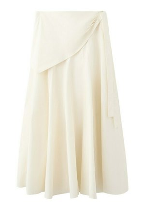 Midi-rok in crèmekleur met overslagontwerp en zachte plooien, gemaakt van lichtgewicht stof.