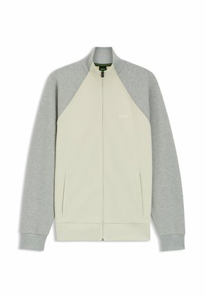 Veste zippée gris clair avec une section supérieure gris foncé contrastante, dotée de poches latérales et d'un col et de poignets côtelés. Logo "BOSS" présent.