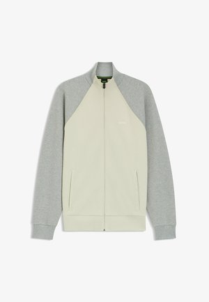 Veste zippée gris clair avec une section supérieure gris foncé contrastante, dotée de poches latérales et d'un col et de poignets côtelés. Logo "BOSS" présent.