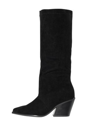 Botte en daim noir mi-mollet avec bout pointu et talon bloc angulaire empilé, semelle lisse, sans attaches visibles.