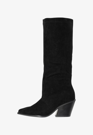 Botte en daim noir mi-mollet avec bout pointu et talon bloc angulaire empilé, semelle lisse, sans attaches visibles.