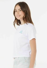 Camiseta de algodón blanca con mangas cortas, con un estampado gráfico turquesa en la parte delantera. Costura recta y corte relajado.