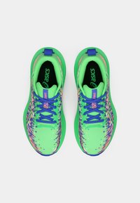 Πράσινα αθλητικά παπούτσια με υφή στην επιφάνεια, μπλε κορδόνια και πολύχρωμες λεπτομέρειες. Διαθέτουν σχέδιο με μοτίβο και μαξιλαρωτή σόλα.