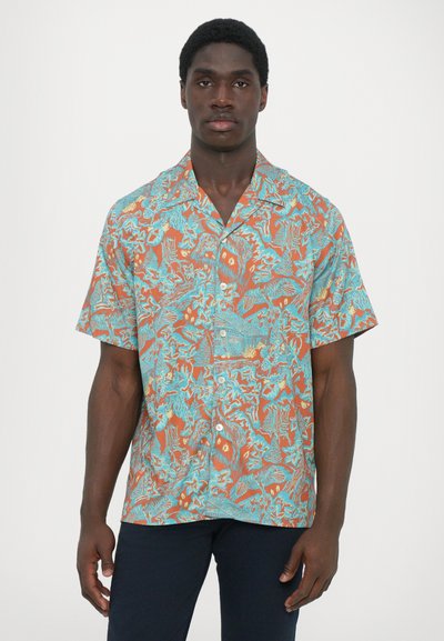 Korte mouw Hawaii-shirt met een levendig oranje en turquoise patroon, gemaakt van lichte stof met een ontspannen pasvorm en knoopsluiting.