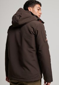 Superdry & Co ULTIMATE SD CHEATER - Chaqueta de entretiempo - dark oak brown