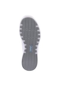 Suola di scarpa sportiva bianca con un prominente motivo a spina di pesce, caratterizzata da una base in gomma grigia e un logo blu accentato al centro.