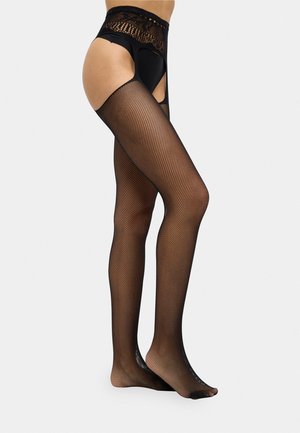 Ben klædt i sorte fiskenetstrømper fastgjort til et sort blonder garterbælte, står mod en simpel hvid baggrund.