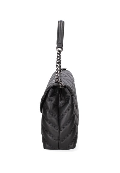 Zwarte gewatteerde leren handtas met een kettingaccent strap, voorzien van chevron-stiksel en een slank silhouet.