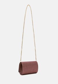 Pochette bordeaux metallizzata con forma arrotondata, esterno texturizzato e tracolla a catena dorata. Caratterizzata da una chiusura magnetica.