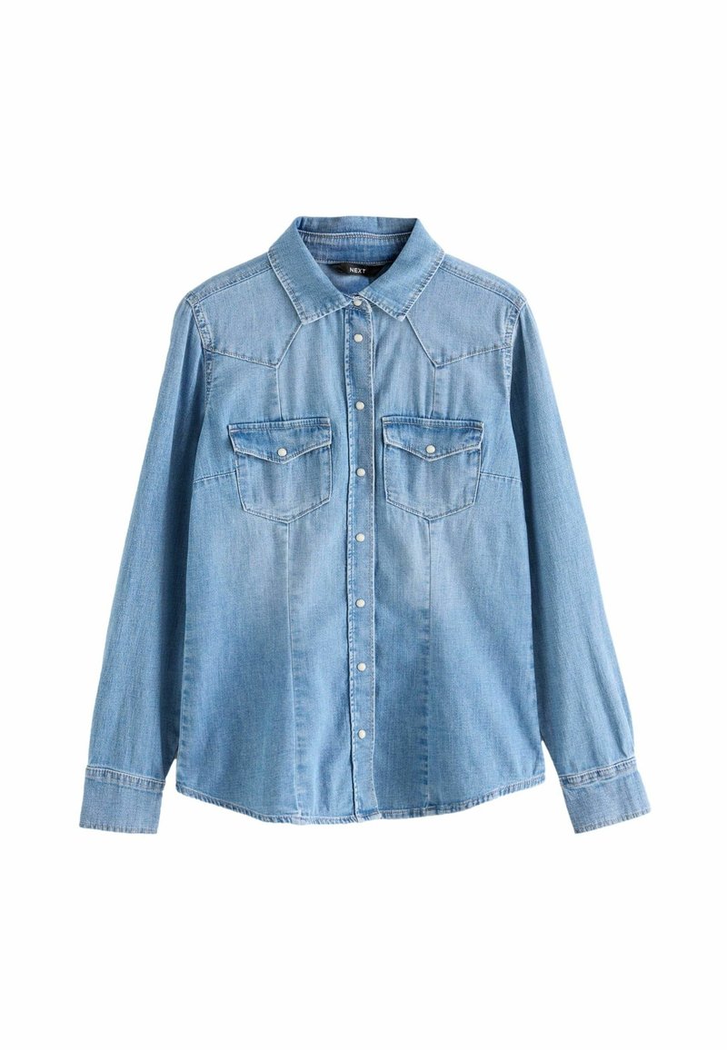 Chemise en denim bleu clair à manches longues, fermeture par boutons à l'avant, deux poches poitrine à rabat avec boutons, et col pointu.
