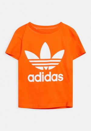 Hellorange T-Shirt mit kurzen Ärmeln und großem weißem Adidas-Trefoil-Logo sowie dem Schriftzug "adidas" mittig auf der Vorderseite.