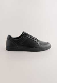 Sneaker in pelle nera con pannello laterale in mesh, punta tonda e suola piatta in gomma. Presenta lacci e cuciture abbinate per un aspetto uniforme.
