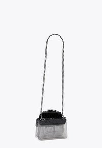 Transparente Handtasche mit schwarzem gesteppter Oberteil, silberner Kettenriemen, rechteckiger Form und perforierten Details. Kompaktes und modernes Design.