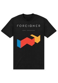 Černé bavlněné tričko s nápisem "FOREIGNER" bílou barvou nad barevnými geometrickými tvary: červenými, modrými a žlutými prvky.