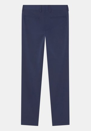 Los pantalones navy presentan una textura suave, un diseño de pernera recta y dos bolsillos traseros con aberturas horizontales. Estética simple y clásica.