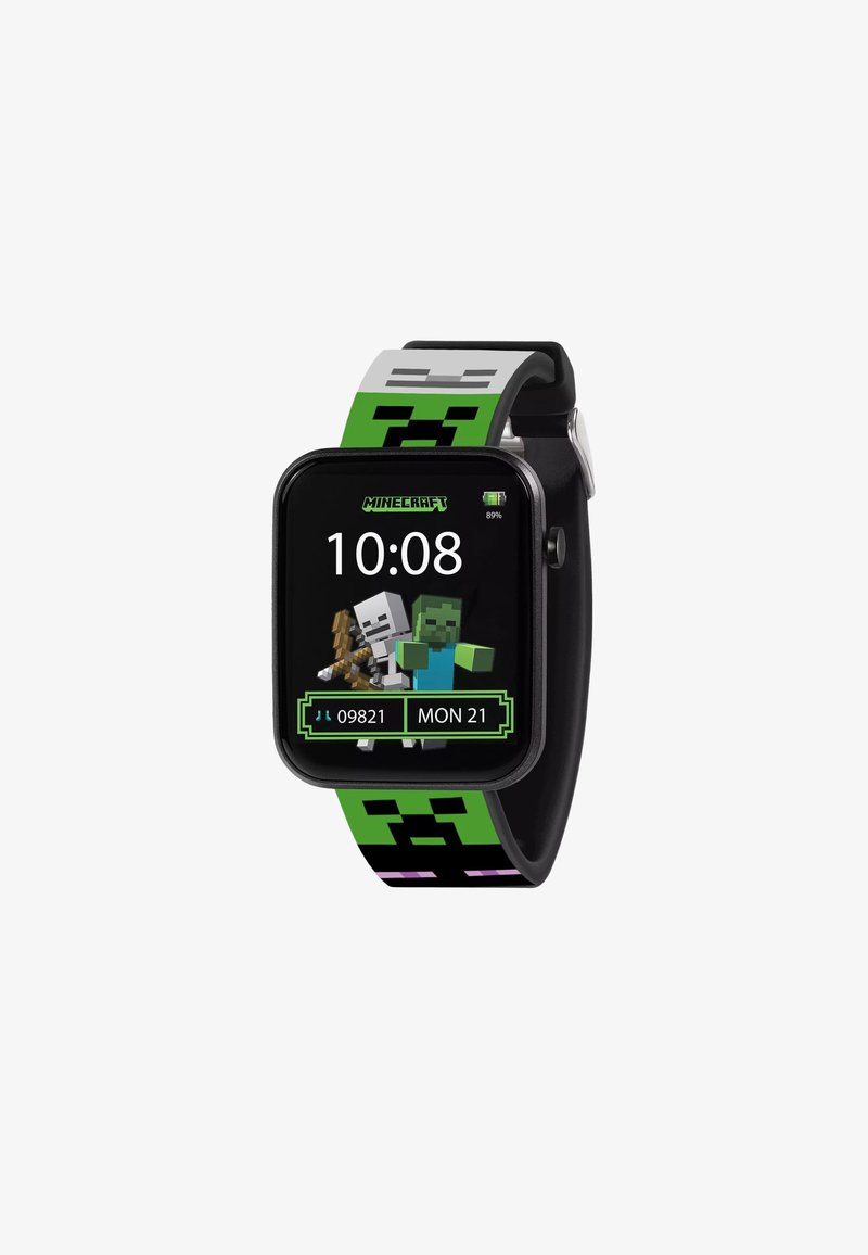 Montre connectée avec écran sur le thème Minecraft affichant l'heure, la date, le nombre de pas, le niveau de batterie, et un bracelet arborant des visages de Creeper de Minecraft.