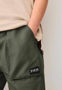 Baker by Ted Baker REGULAR FIT - Cargohose - khaki green
