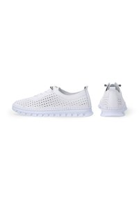 Weiße Sneaker mit einem perforierten Obermuster, Gummisohle und strukturierten Details. Mit einer Schlaufe an der Ferse für ein einfaches Anziehen.