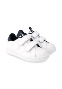 Zapatillas blancas con un exterior de cuero liso, doble tira de Velcro y un acento azul marino en el talón y la lengua. Suela de goma.