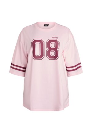 Vaaleanpunainen ylipitkä t-paita lyhyillä hihoilla, jossa on viininpunainen "08"-grafiikka ja "PARIS"-teksti sekä kaksi viininpunaista raitaa kummassakin hihassa.