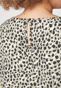 ONLY Carmakoma CARVICA LIFE  - T-shirt med print - seagrass