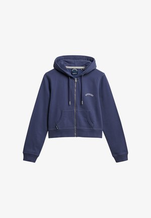 Navy blauwe cropped hoodie met een frontzipper, twee zijzakken en een geborduurd "Superdry" logo boven de linker zak. Gemaakt van een katoenmix.