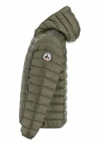 Chaqueta de plumas verde oliva con costuras horizontales, capucha y un parche de logo circular en la parte delantera, con una textura suave y brillante.