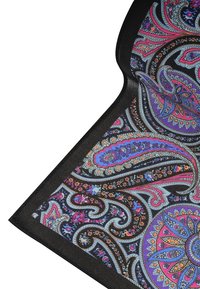Czarny materiał w rogu z misternym wzorem paisley w fioletowych, różowych, pomarańczowych i niebieskich odcieniach, z motywami kwiatowymi i motylami.
