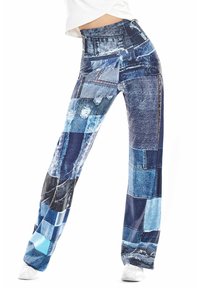 Pantalones de mezclilla patchwork que presentan varias tonalidades de azul, texturas desgastadas y un diseño acampanado. De cintura alta y con estilo de cinco bolsillos.