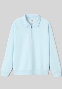 Pull-over à manches longues bleu clair avec zip quart et col, poignets et ourlet côtelés, et logo subtil sur la poitrine.