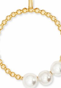 Orecchino a cerchio in oro con design a perline, che presenta tre perle bianche lisce nella parte inferiore e una finitura lucida.